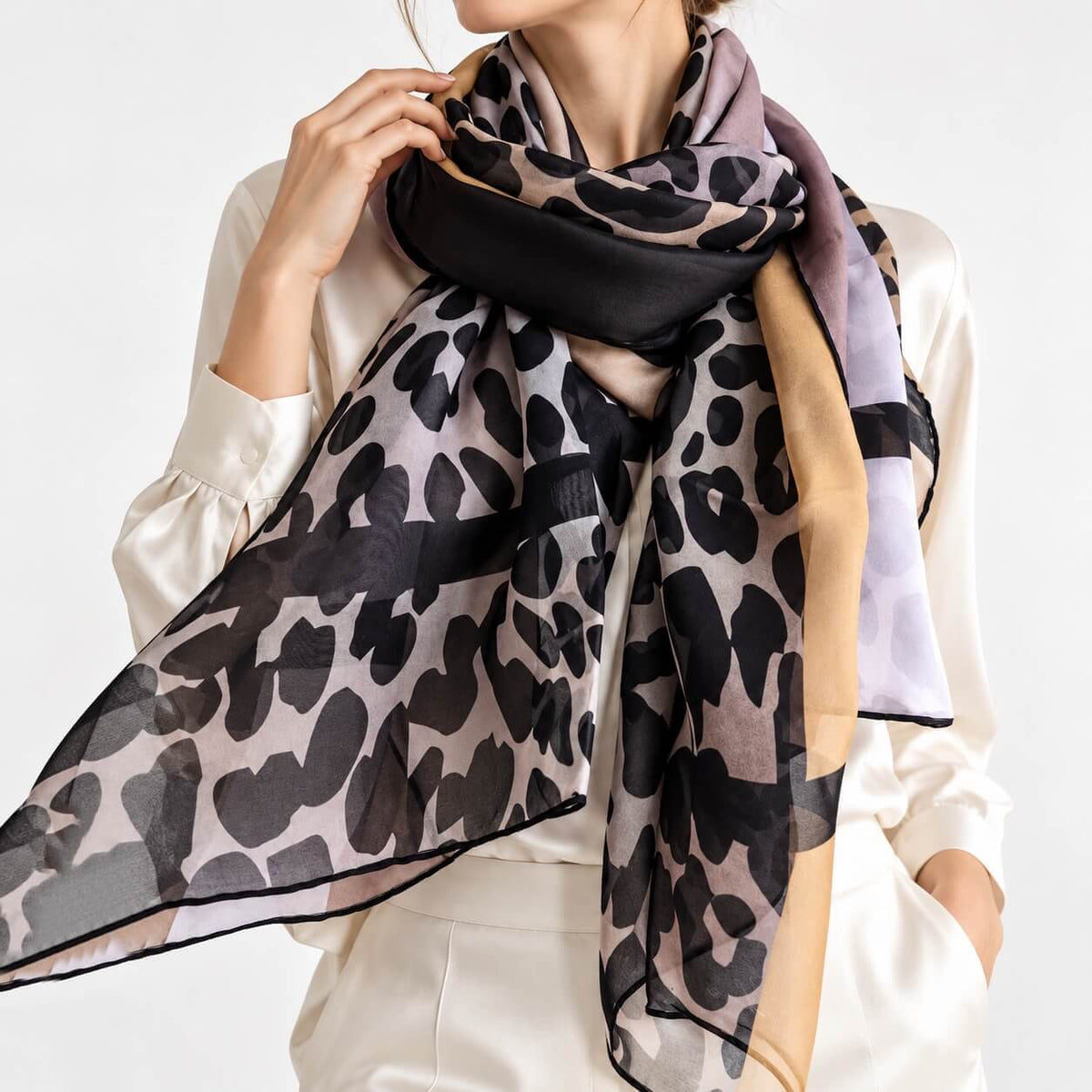 Pañuelo de seda con estampado animal