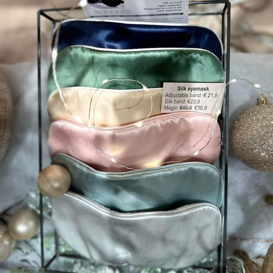 Máscara de ojos de seda con banda elástica envuelta en seda.