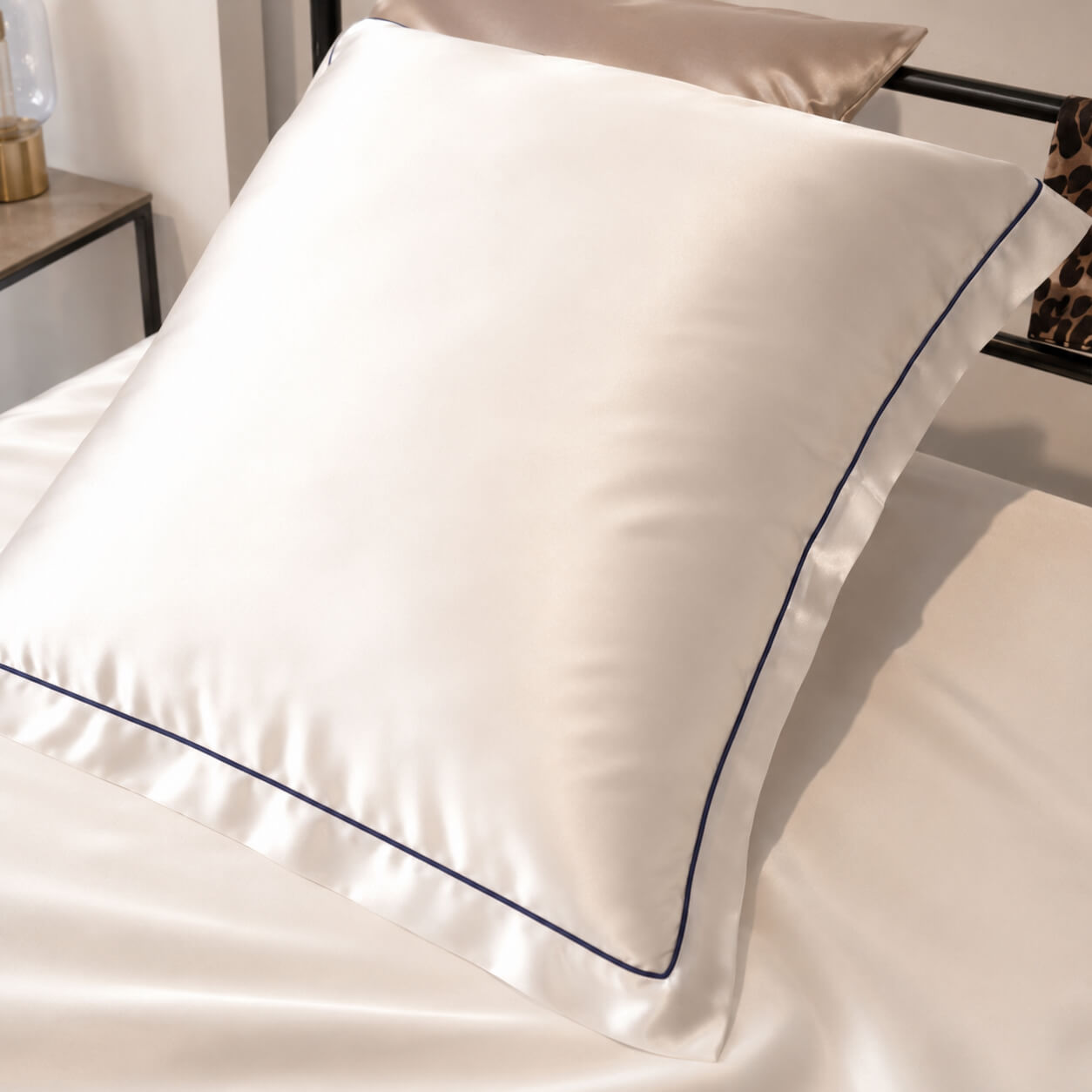 Elegance silk bed linen set with blue piping - 22 momme