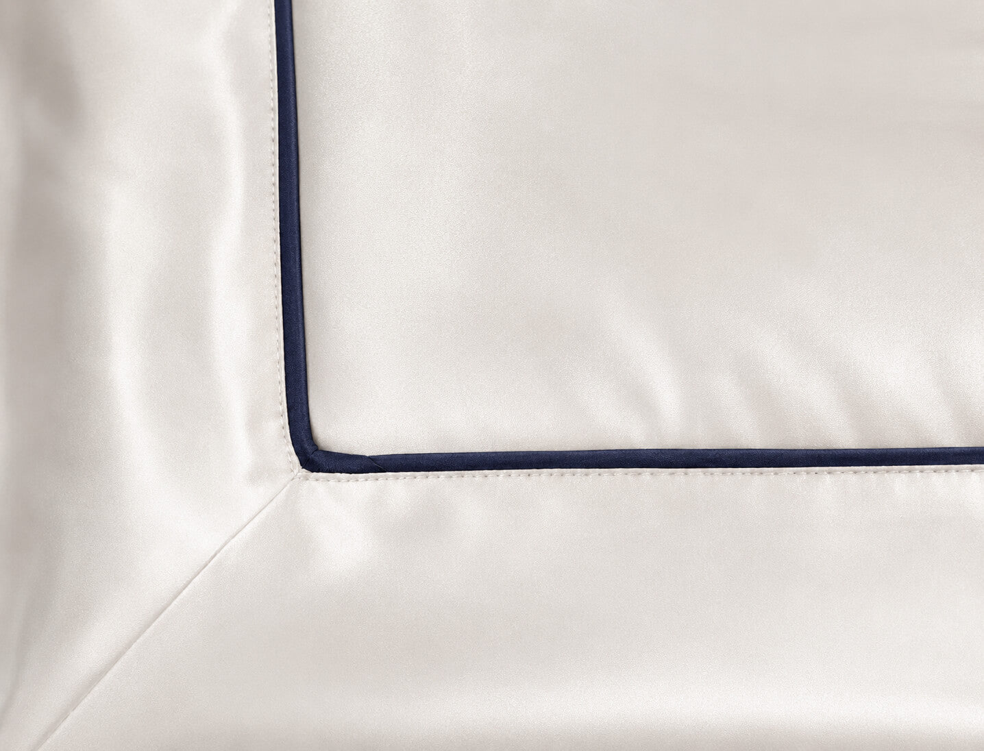 Elegance silk bed linen set with blue piping - 22 momme