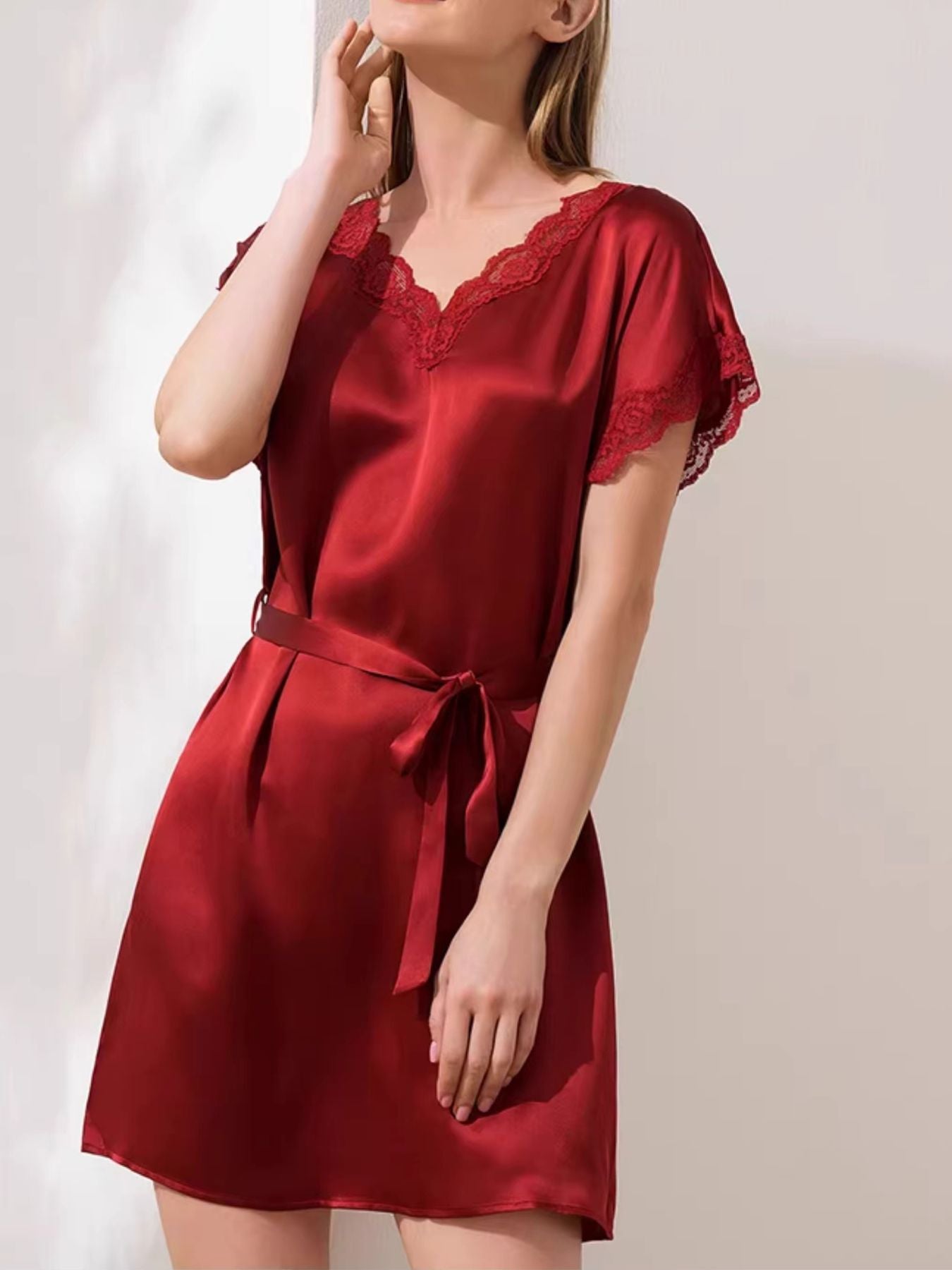 Negligé de seda con tirantes ajustables